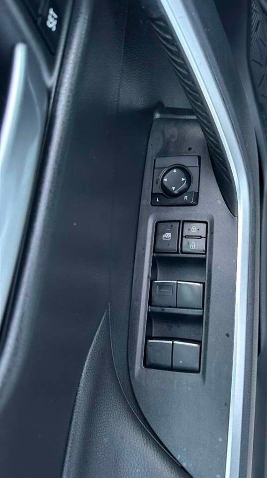 Toyota RAV4 Vehicle Full-screen Gallery Image 19