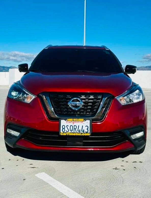 Nissan Kicks Vehicle Full-screen Gallery Image 02