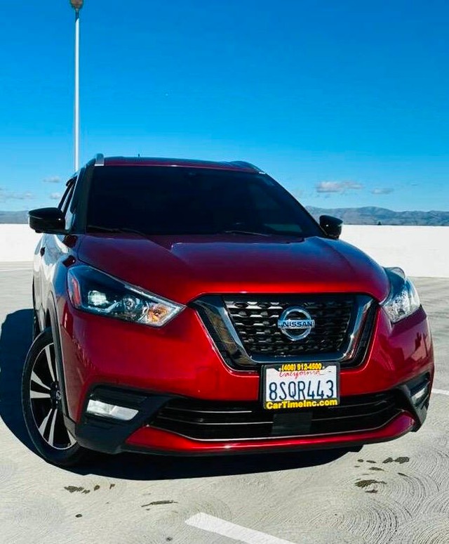 Nissan Kicks Vehicle Full-screen Gallery Image 03