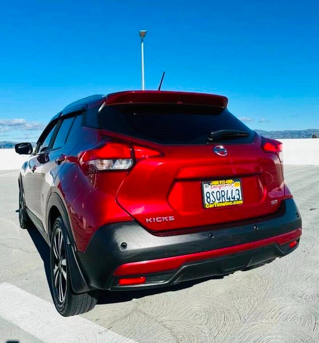 Nissan Kicks Vehicle Full-screen Gallery Image 05