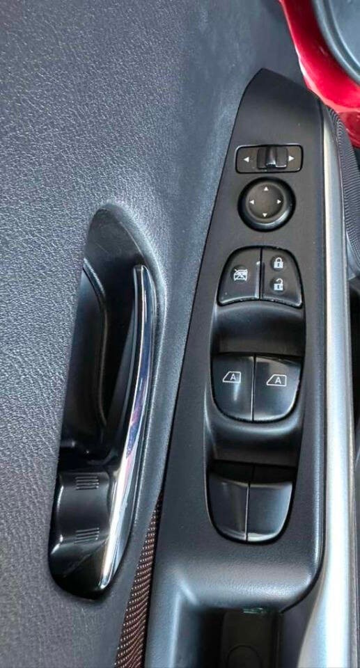 Nissan Kicks Vehicle Full-screen Gallery Image 16