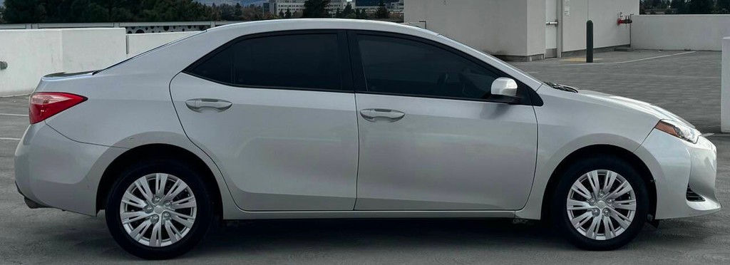 Toyota Corolla Vehicle Full-screen Gallery Image 08