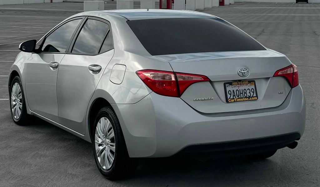 Toyota Corolla Vehicle Full-screen Gallery Image 09