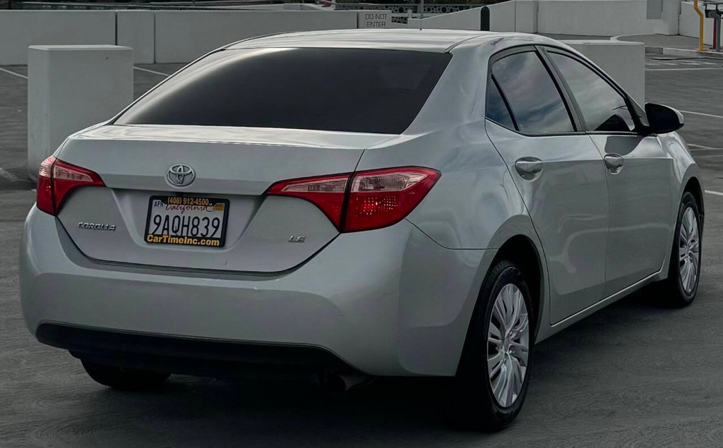 Toyota Corolla Vehicle Full-screen Gallery Image 12