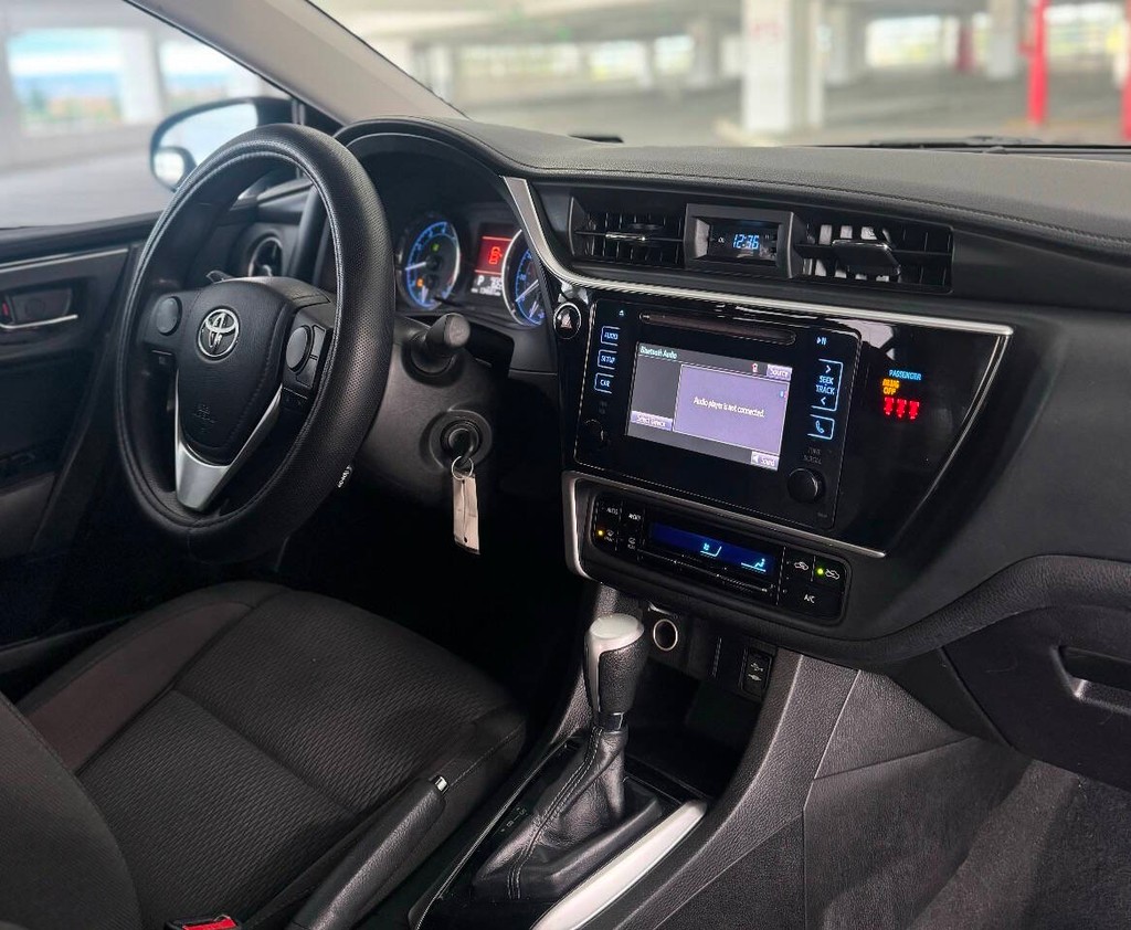 Toyota Corolla Vehicle Full-screen Gallery Image 21