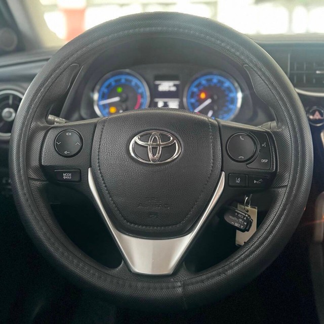 Toyota Corolla Vehicle Full-screen Gallery Image 15