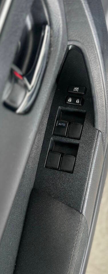 Toyota Corolla Vehicle Full-screen Gallery Image 19