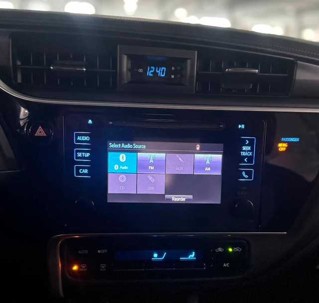 Toyota Corolla Vehicle Full-screen Gallery Image 24