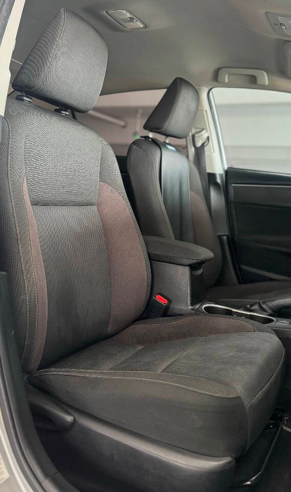 Toyota Corolla Vehicle Full-screen Gallery Image 30