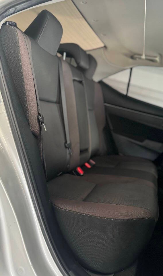 Toyota Corolla Vehicle Full-screen Gallery Image 31