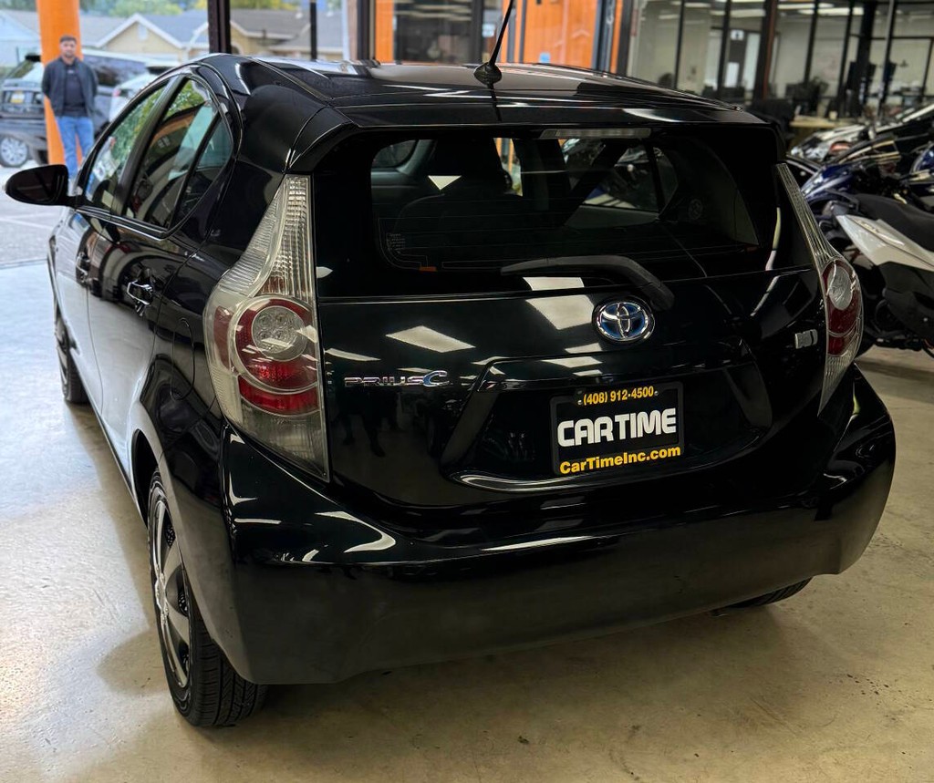 Toyota Prius c Vehicle Full-screen Gallery Image 06