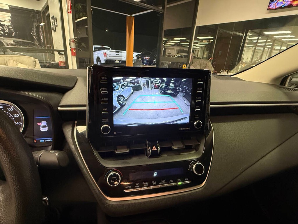 Toyota Corolla Vehicle Full-screen Gallery Image 14