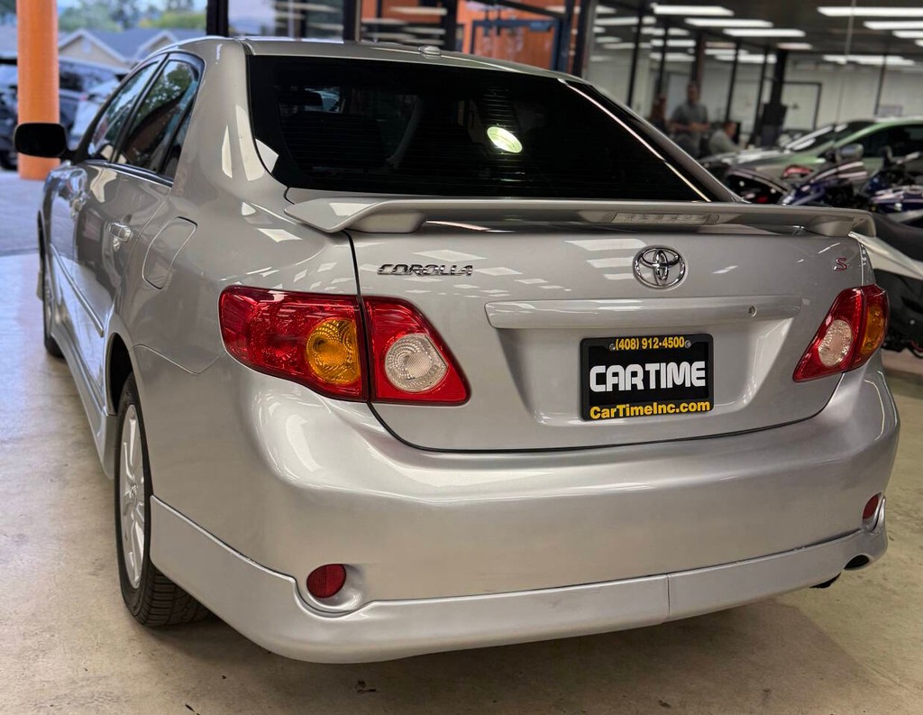 Toyota Corolla Vehicle Full-screen Gallery Image 05