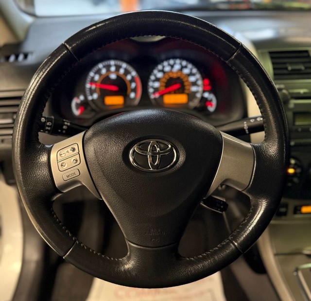 Toyota Corolla Vehicle Full-screen Gallery Image 09