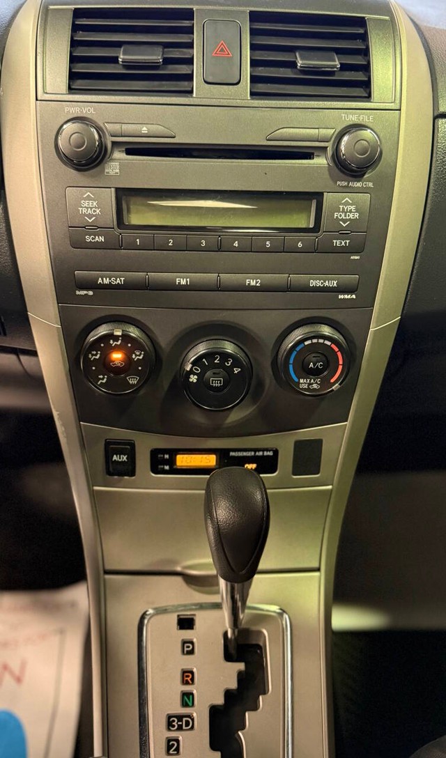 Toyota Corolla Vehicle Full-screen Gallery Image 11