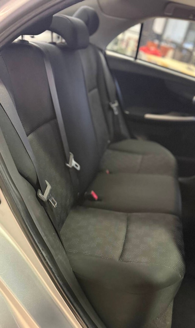 Toyota Corolla Vehicle Full-screen Gallery Image 15