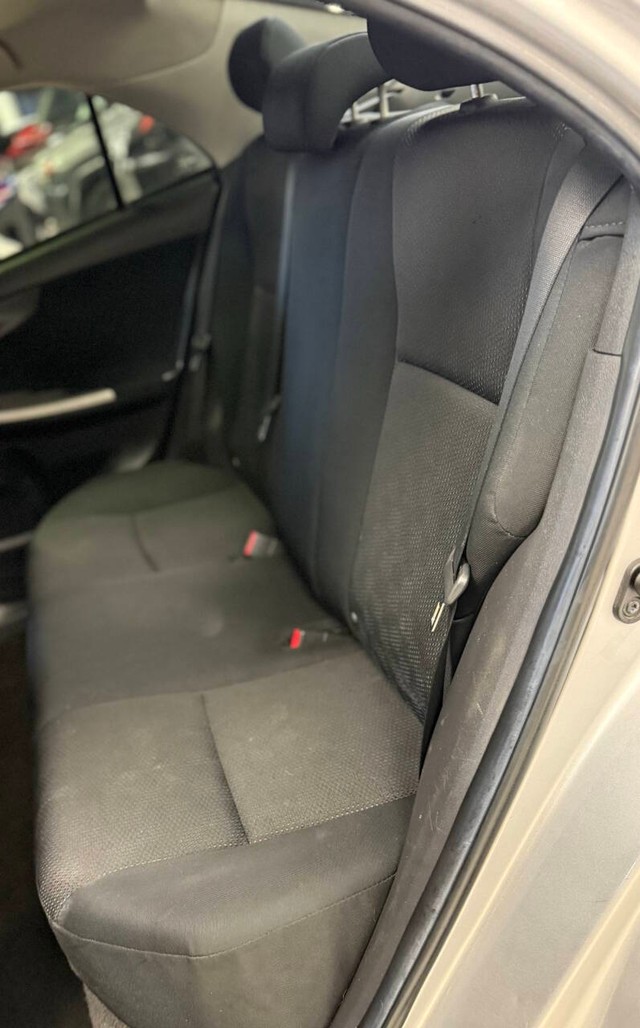 Toyota Corolla Vehicle Full-screen Gallery Image 16