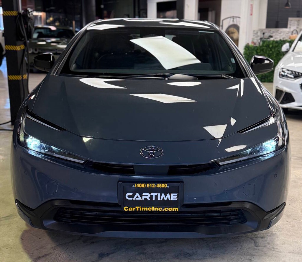 Toyota Prius Vehicle Full-screen Gallery Image 02