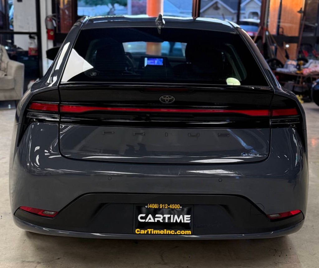 Toyota Prius Vehicle Full-screen Gallery Image 07