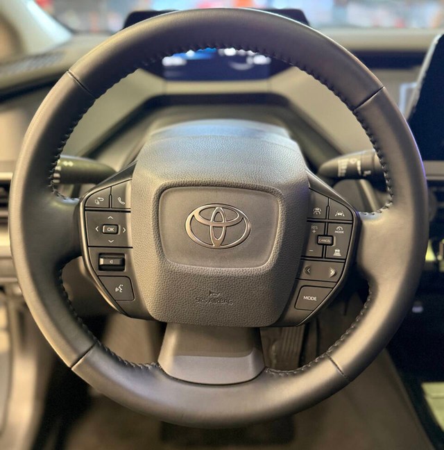 Toyota Prius Vehicle Full-screen Gallery Image 10