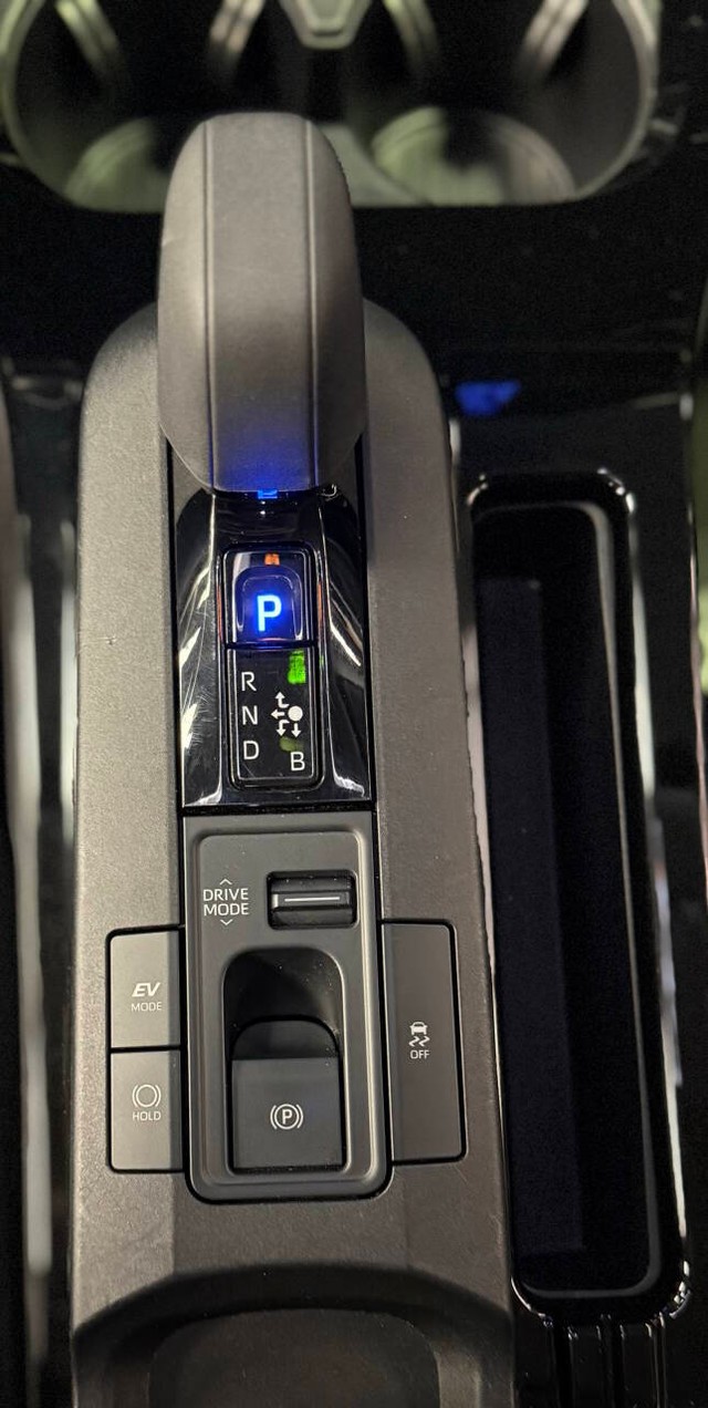 Toyota Prius Vehicle Full-screen Gallery Image 12