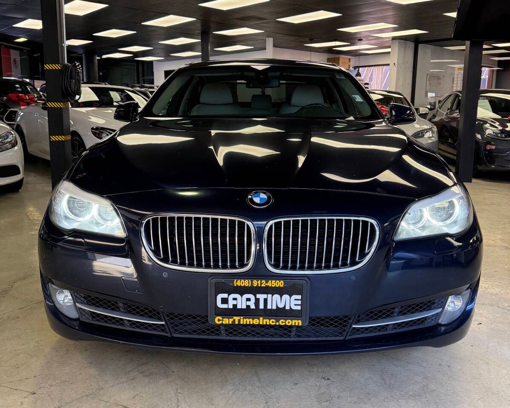 BMW 5 Series Vehicle Full-screen Gallery Image 02