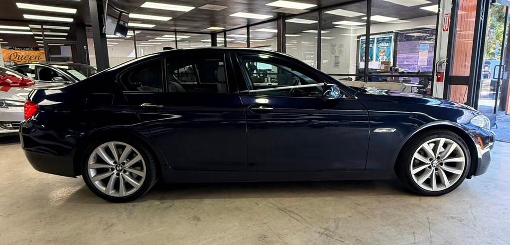 BMW 5 Series Vehicle Full-screen Gallery Image 06