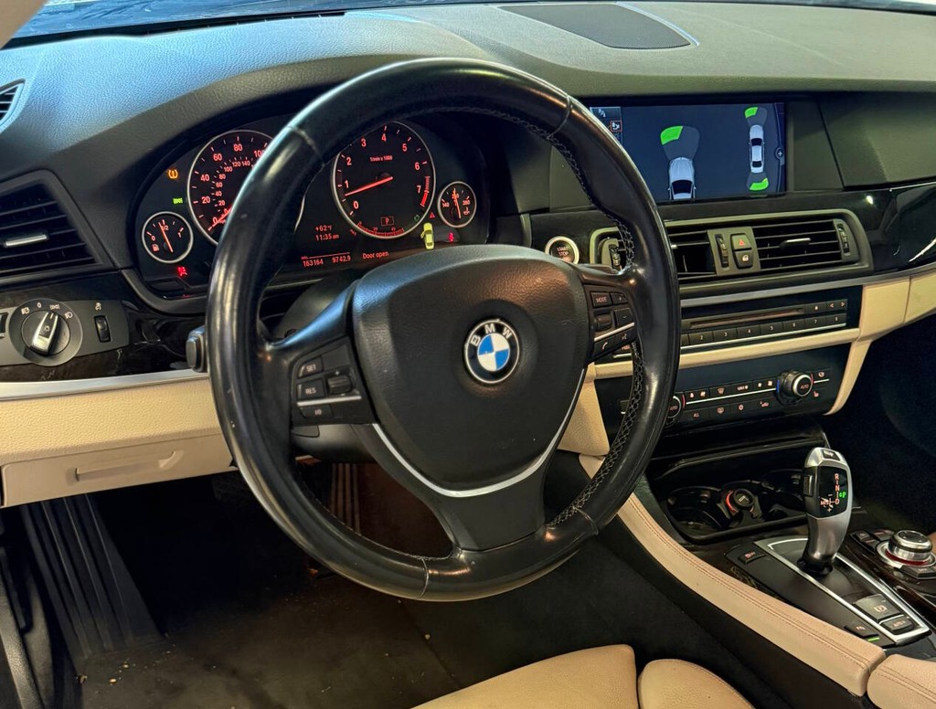 BMW 5 Series Vehicle Full-screen Gallery Image 12