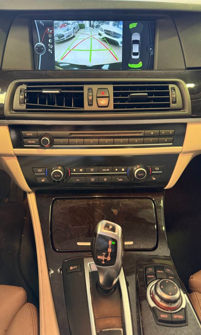 BMW 5 Series Vehicle Full-screen Gallery Image 13