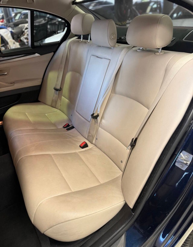 BMW 5 Series Vehicle Full-screen Gallery Image 18