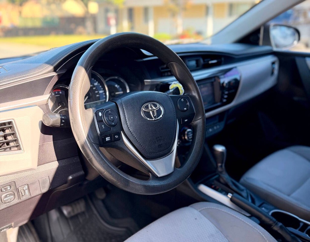 Toyota Corolla Vehicle Full-screen Gallery Image 09