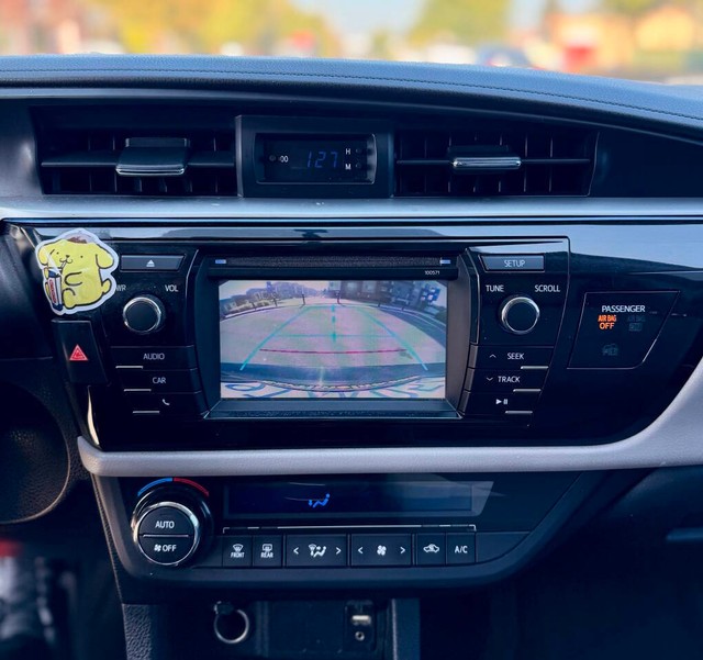 Toyota Corolla Vehicle Full-screen Gallery Image 10