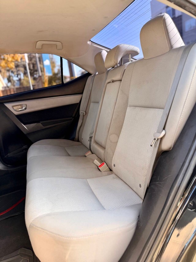 Toyota Corolla Vehicle Full-screen Gallery Image 11