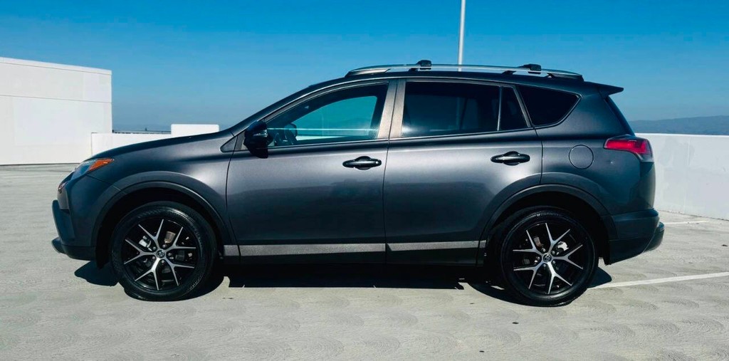 Toyota RAV4 Vehicle Full-screen Gallery Image 07