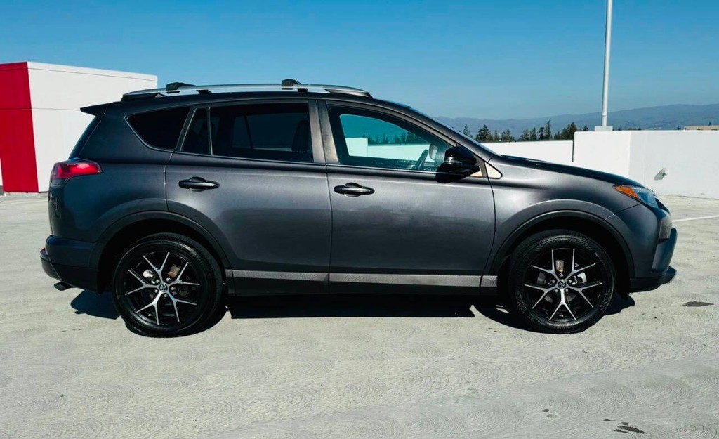 Toyota RAV4 Vehicle Full-screen Gallery Image 08