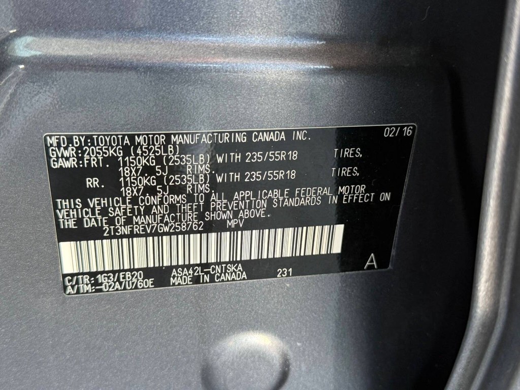 Toyota RAV4 Vehicle Full-screen Gallery Image 09