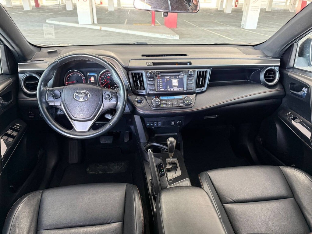 Toyota RAV4 Vehicle Full-screen Gallery Image 10