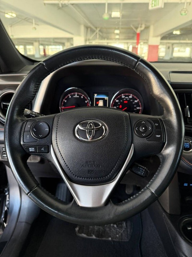 Toyota RAV4 Vehicle Full-screen Gallery Image 11