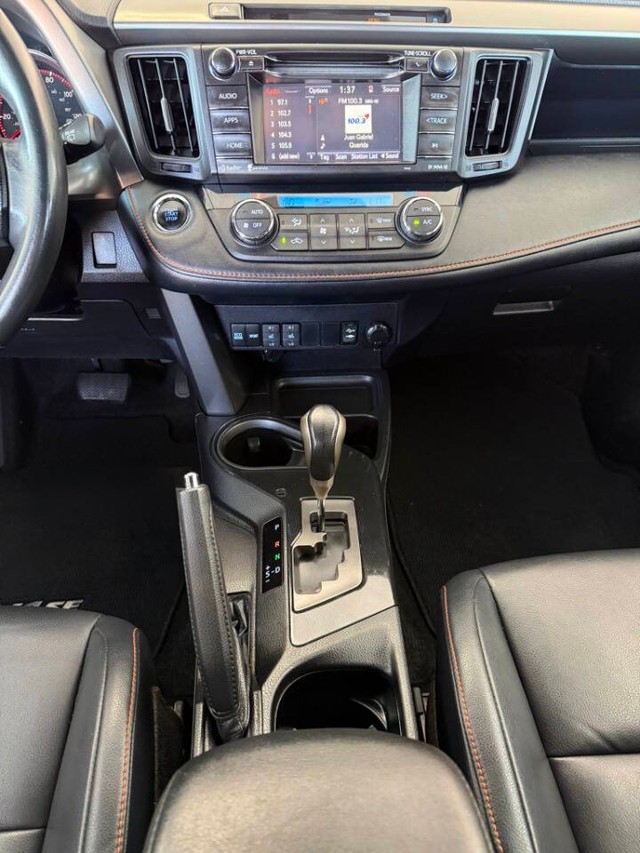 Toyota RAV4 Vehicle Full-screen Gallery Image 12