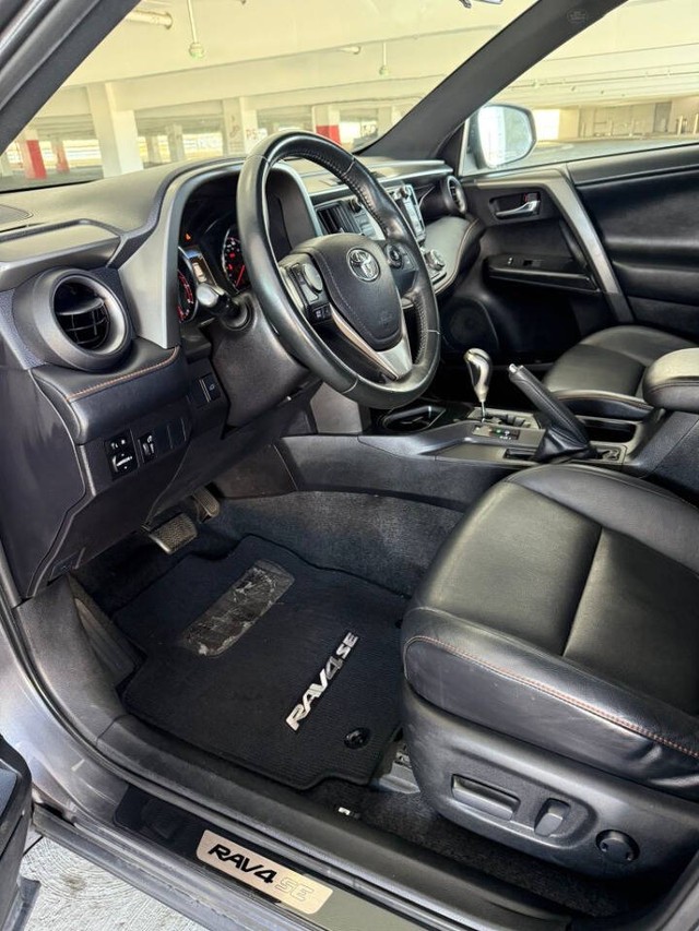 Toyota RAV4 Vehicle Full-screen Gallery Image 15