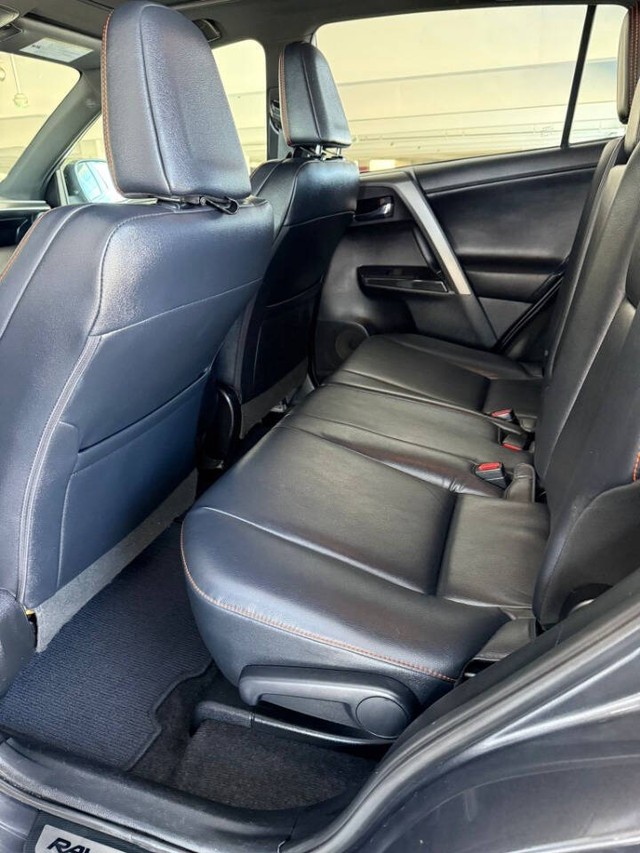 Toyota RAV4 Vehicle Full-screen Gallery Image 16