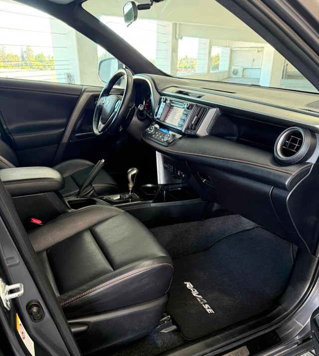 Toyota RAV4 Vehicle Full-screen Gallery Image 17