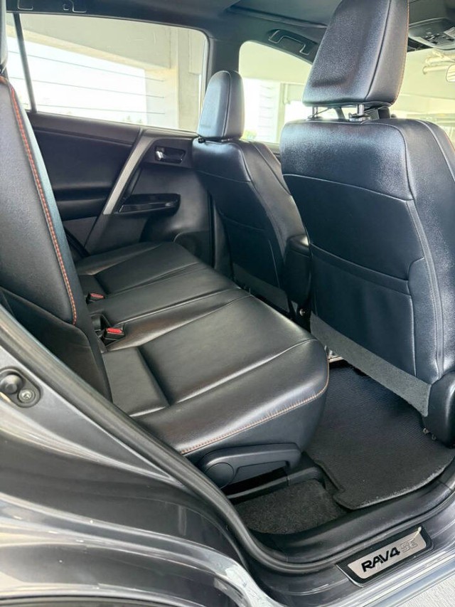 Toyota RAV4 Vehicle Full-screen Gallery Image 18