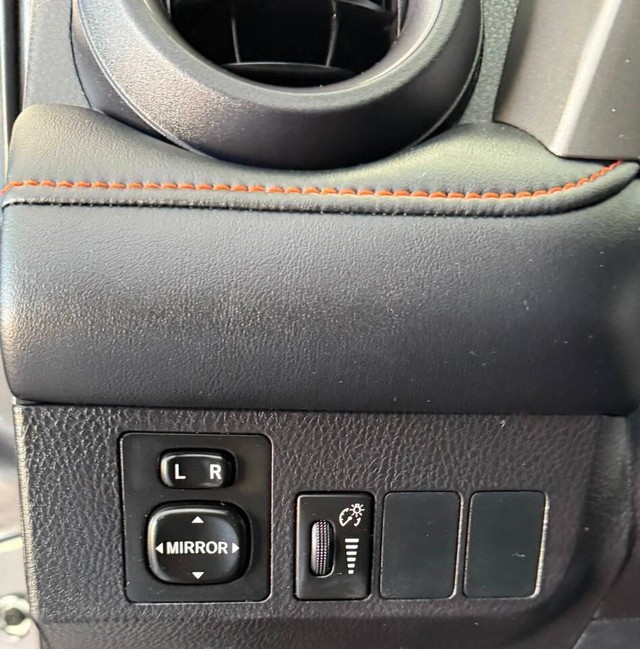 Toyota RAV4 Vehicle Full-screen Gallery Image 19