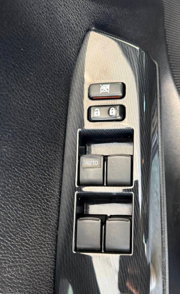 Toyota RAV4 Vehicle Full-screen Gallery Image 20