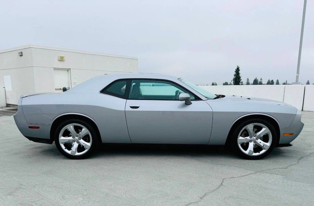Dodge Challenger Vehicle Full-screen Gallery Image 08