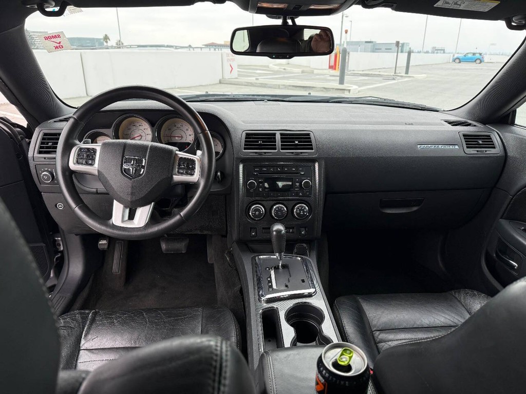 Dodge Challenger Vehicle Full-screen Gallery Image 09