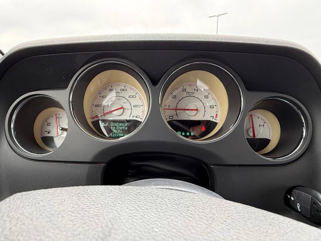 Dodge Challenger Vehicle Full-screen Gallery Image 11