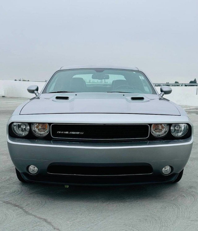 Dodge Challenger Vehicle Full-screen Gallery Image 02