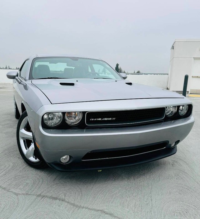 Dodge Challenger Vehicle Full-screen Gallery Image 03